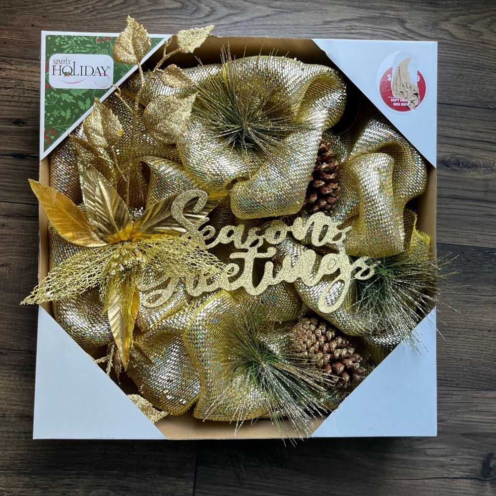 SIMPLY HOLIDAY - Gold Seasons Greeting Wreath with Pinecones and Bow - **NEW**
